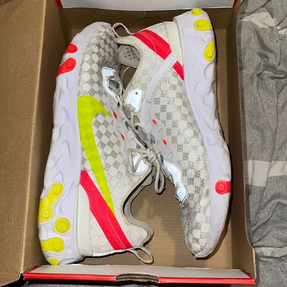 NIKE REACT WHITE/YELLOW/RED SIZE 10.5 - Picture 1 of 3